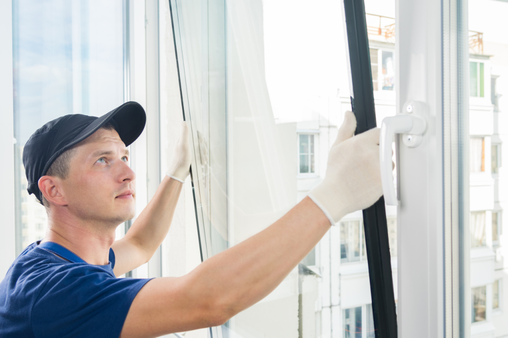 Fördelar med att anlita en glasmästare för fönsterrenovering