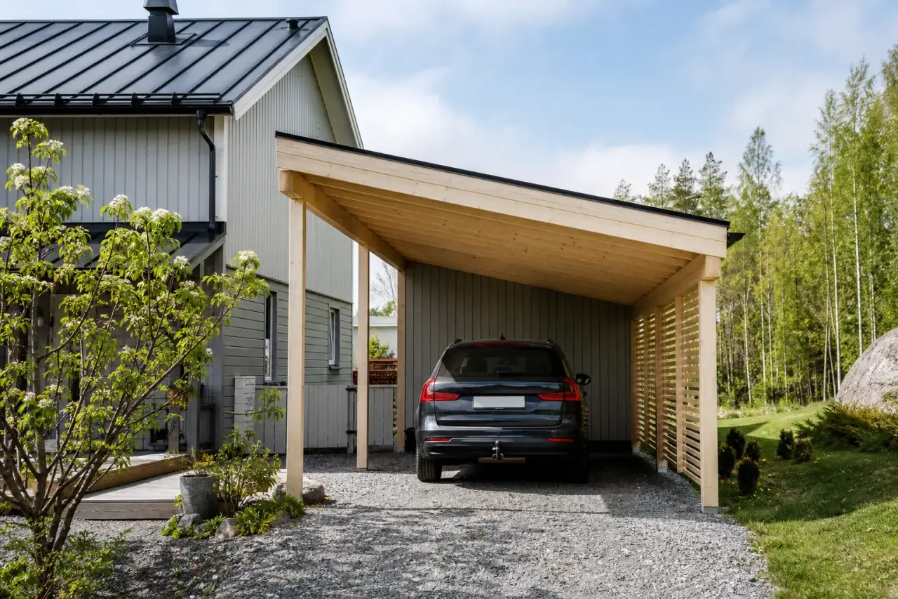 Carport i trä vid hus