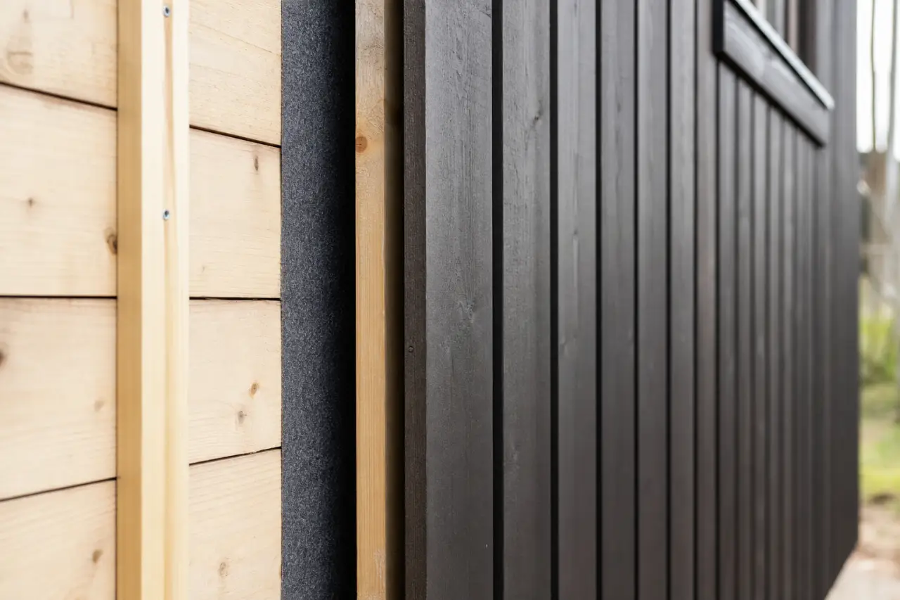 Panel på fasad utomhus – råspont, lockpanel och luftspalt